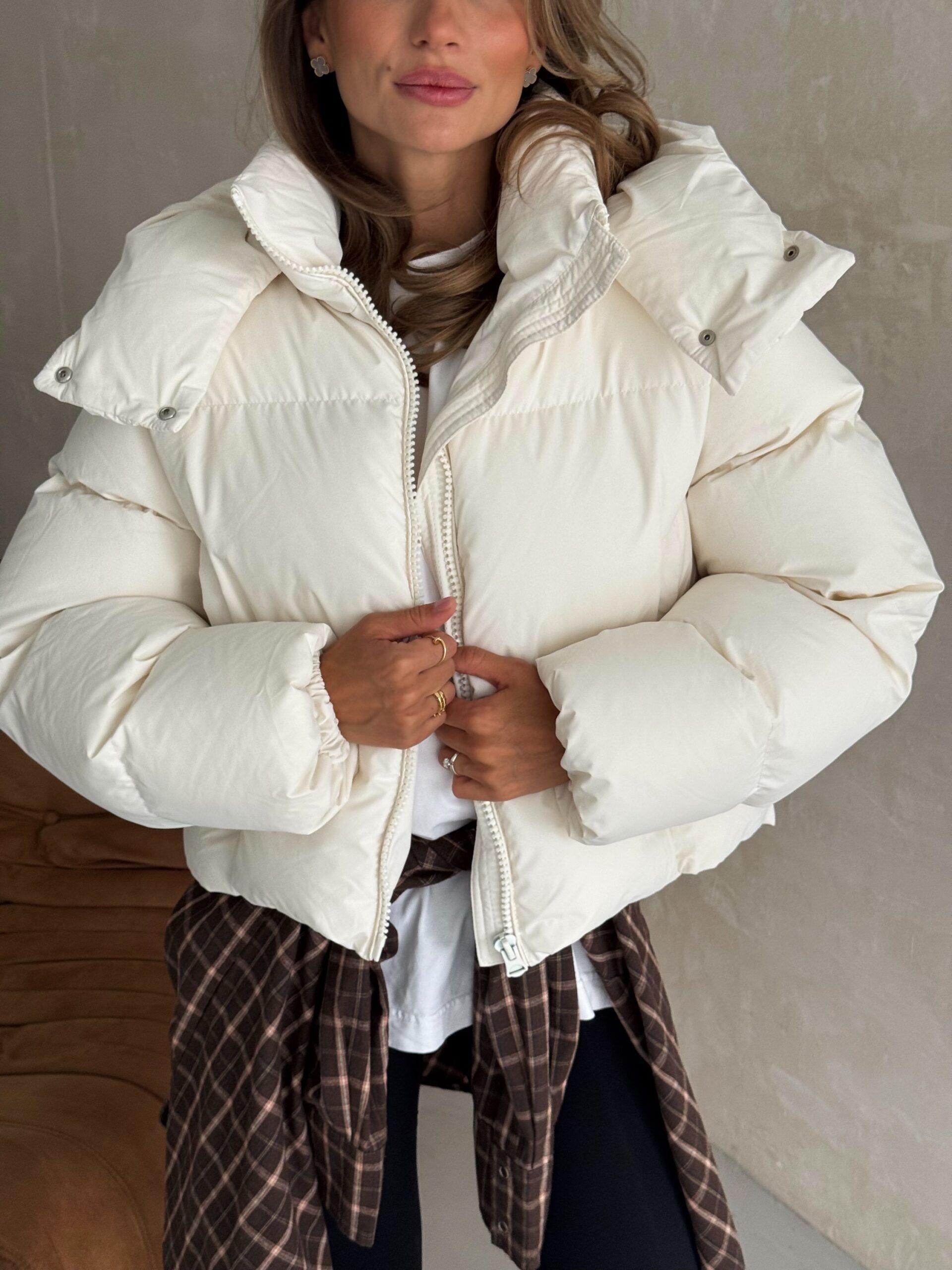 Матовий пуфер “Milk” з капюшоном