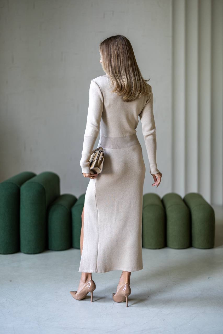 Трикотажна сукня “Dylan” з коміром поло та розрізом - Зображення 12