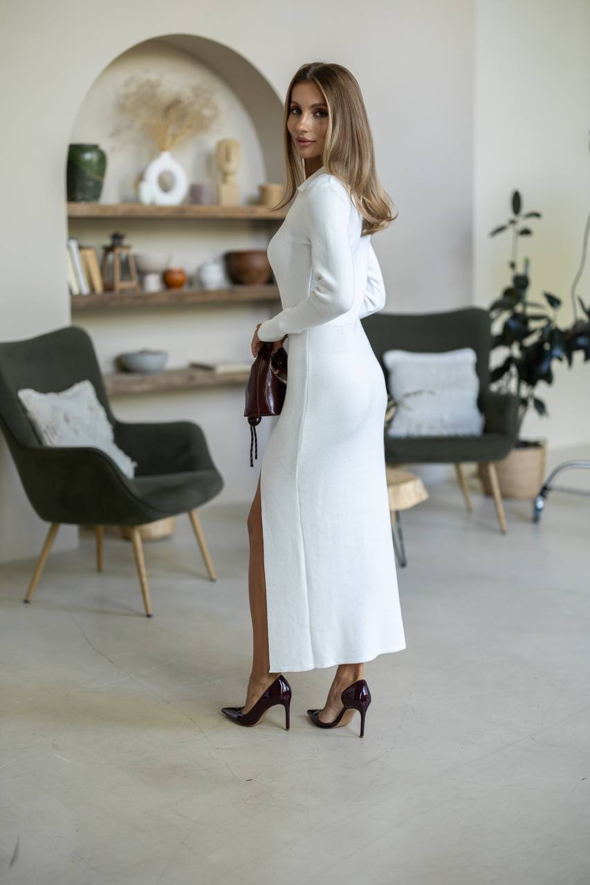 Трикотажна сукня “Dylan” з коміром поло та розрізом - Зображення 6