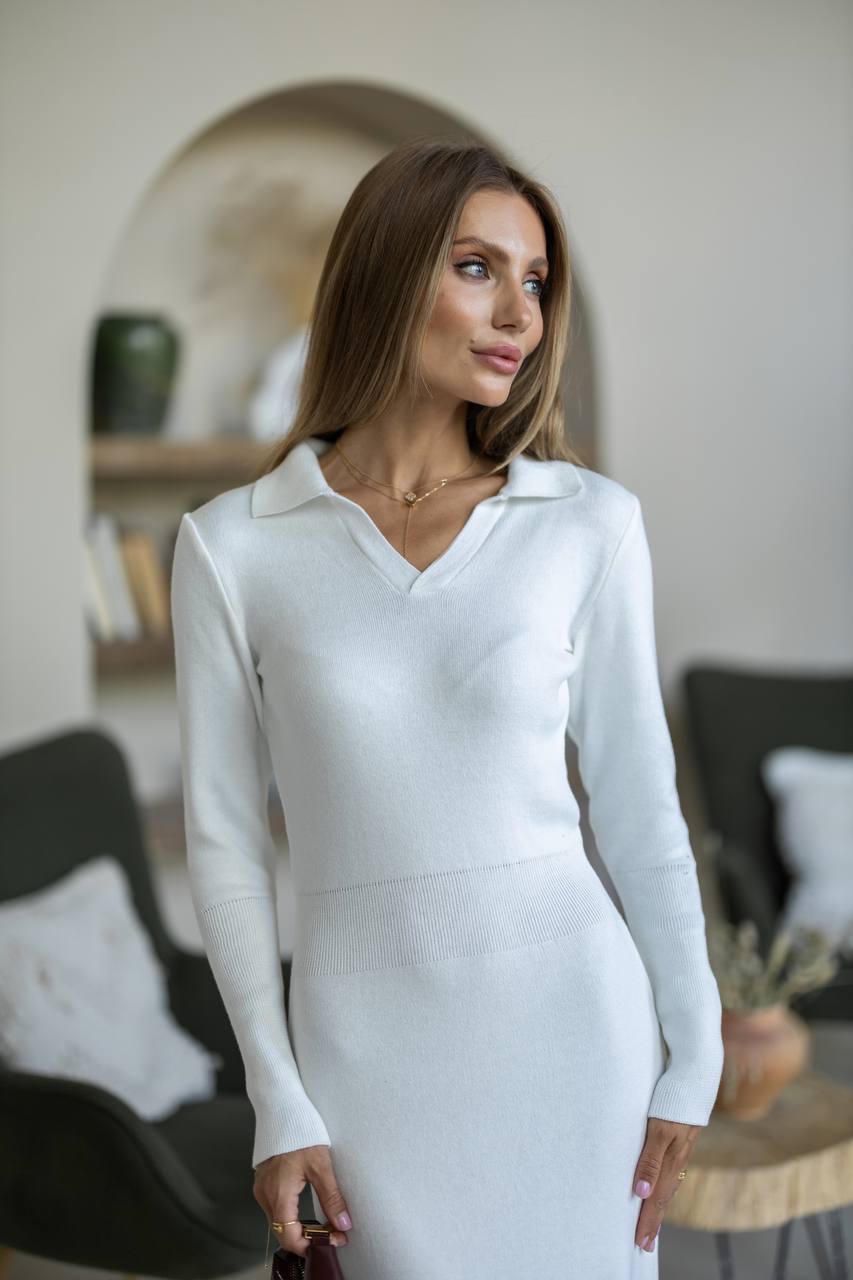 Трикотажна сукня “Dylan” з коміром поло та розрізом - Зображення 5