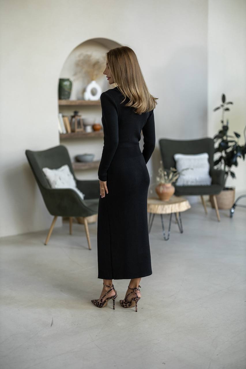 Трикотажна сукня “Dylan” з коміром поло та розрізом - Зображення 9